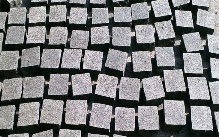Grey-Granite-G654-Cobblestones-Silver-Light-Grey-Flamed-Pavers.webp (2)(001)